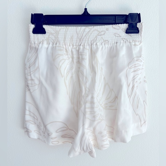 The Group Babaton by Aritzia Cream Leaf Print 2” Elastic Waistband Shorts Sz XS - Picture 2 of 5